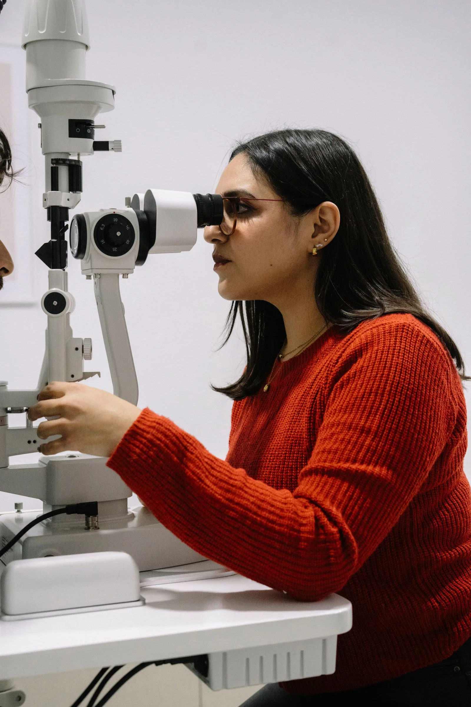 Especialista realiza una exploración ocular con lámpara de hendidura.